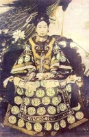 IMG cesarska konkubina, Cesarzowa Wdowa, a potem szara eminencja sprawująca realną władzę 1861–1908. Za jej długiego panowania rządzone przez Mandżurów Cesarstwo popadło w nieodwracalną zapaść.