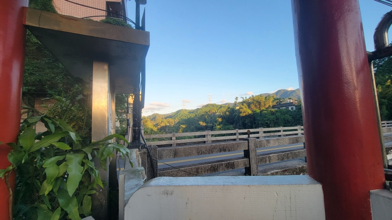 Miejsce realizcji nagrania. Tym razem to... Mały pawilonik w miasteczku Sanxia na południe od Tajpej. Widok na wzgórza przyozdobione masztami wysokiego napięcia. Bardzo pasuje.