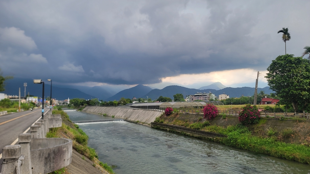 Miejsce realizcji nagrania. Tym razem to... Kanał antypowodziowy w mieście Puli w centralnym Tajwanie. W tym rejonie są liczne plemiona ludu Bunun.